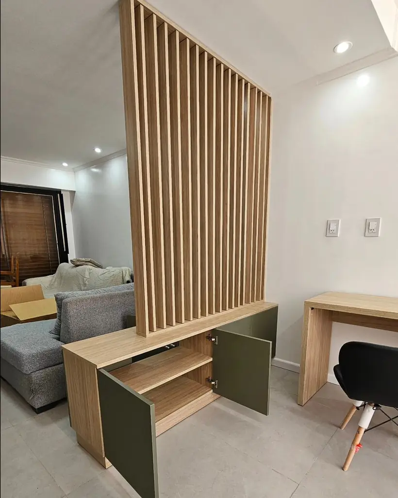 Divisor de listones con el mueble bajo abierto mostrando los estantes