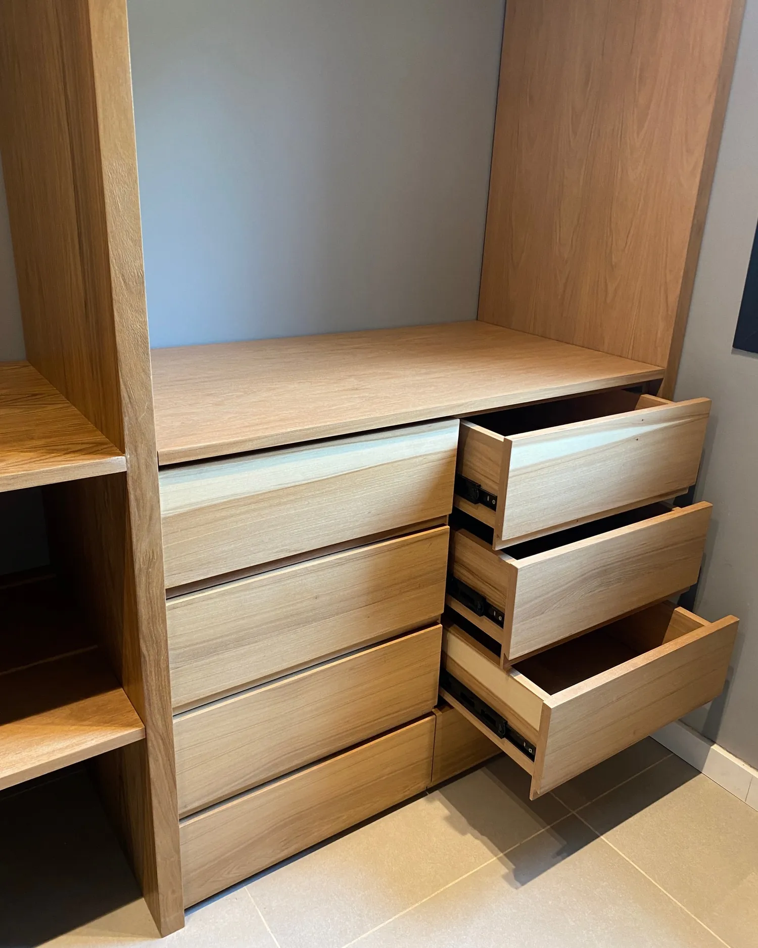 Cajonera de vestidor en roble con tres cajones abiertos