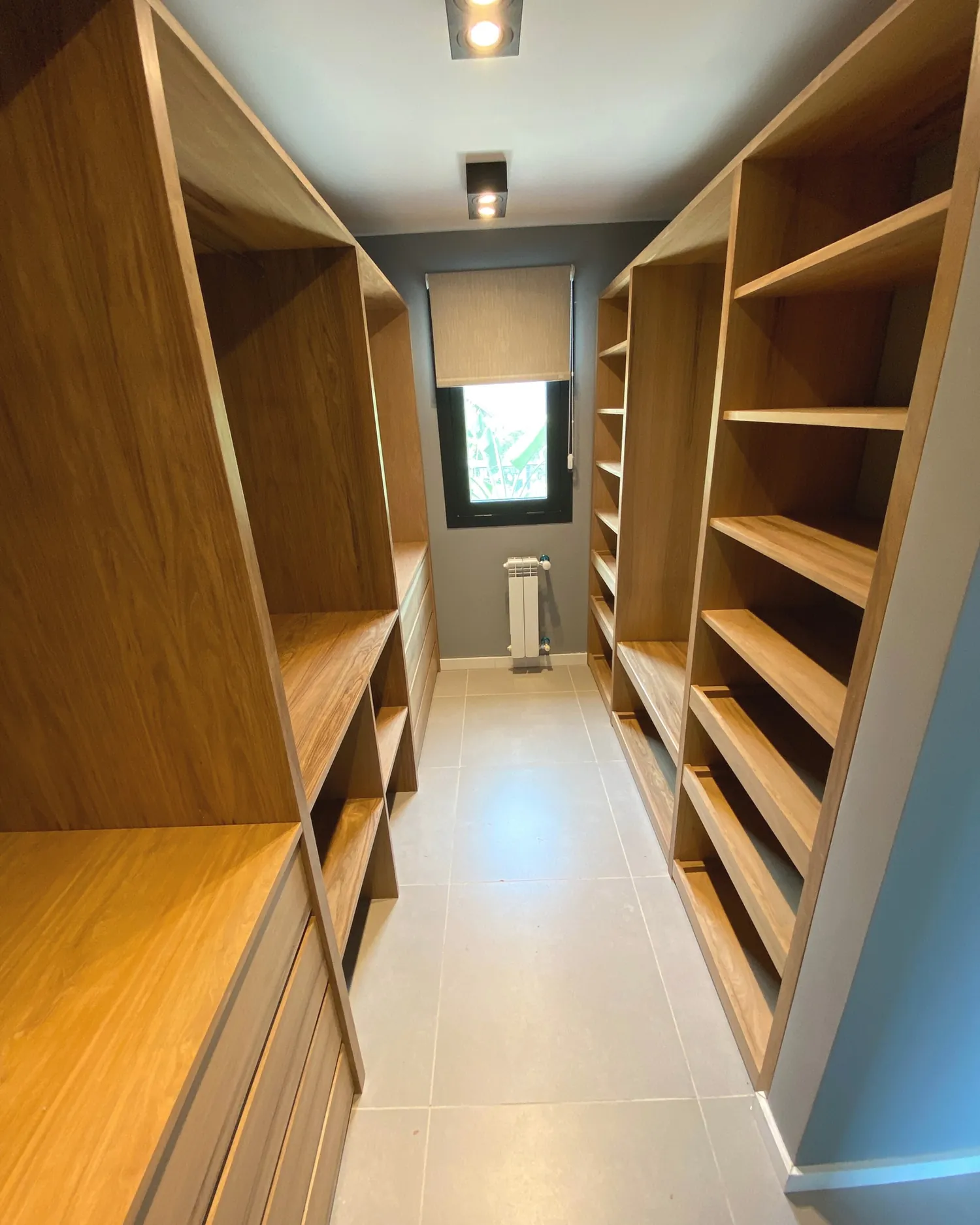 Vestidor en roble con estanterías enfrentadas
