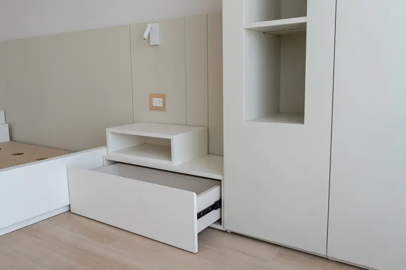 Base de cama con cajón inferior abierto