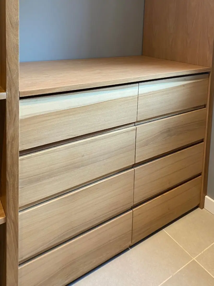 Cajonera de vestidor en roble con estantería alrededor
