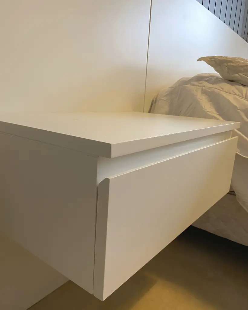Detalle de la mesa de luz flotante con tirador perfil