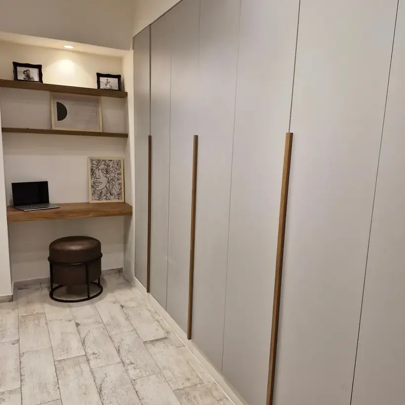 Escritorio embutido en nicho con estantes de madera