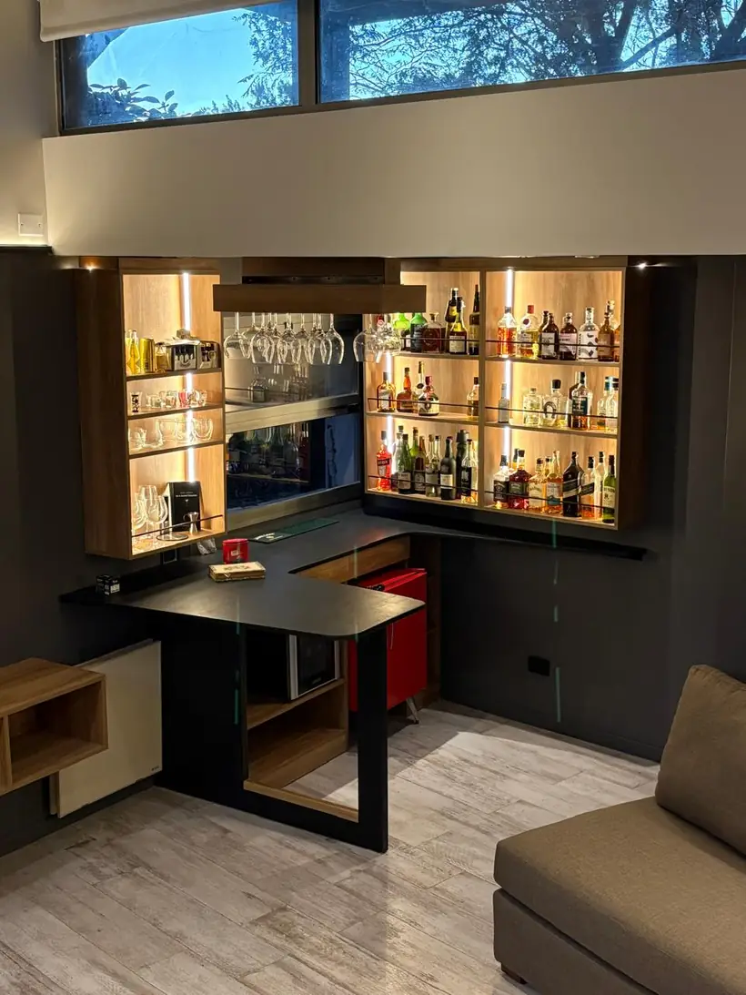 Bar con estantería iluminada, portacopas y barra de trabajo