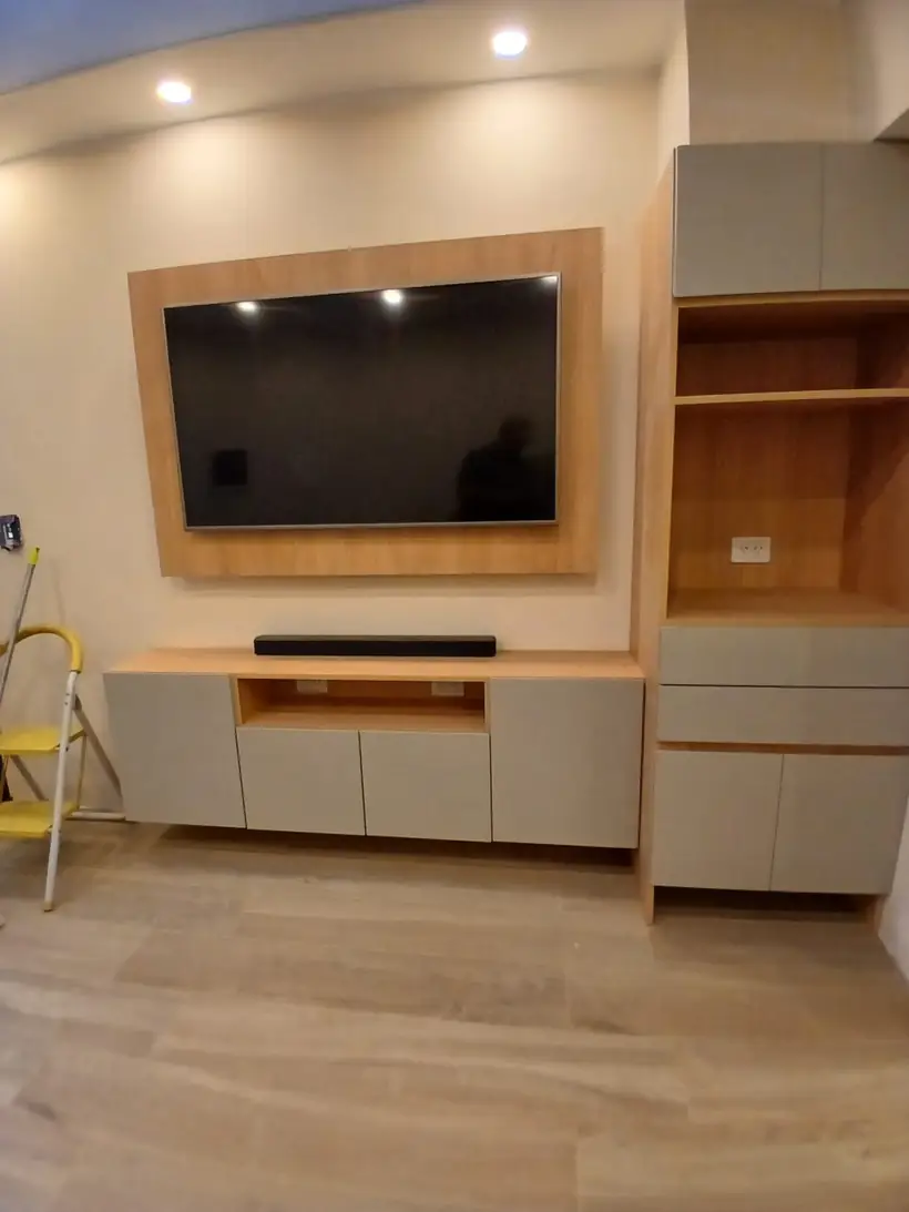 Rack de TV con panel de madera enmarcado