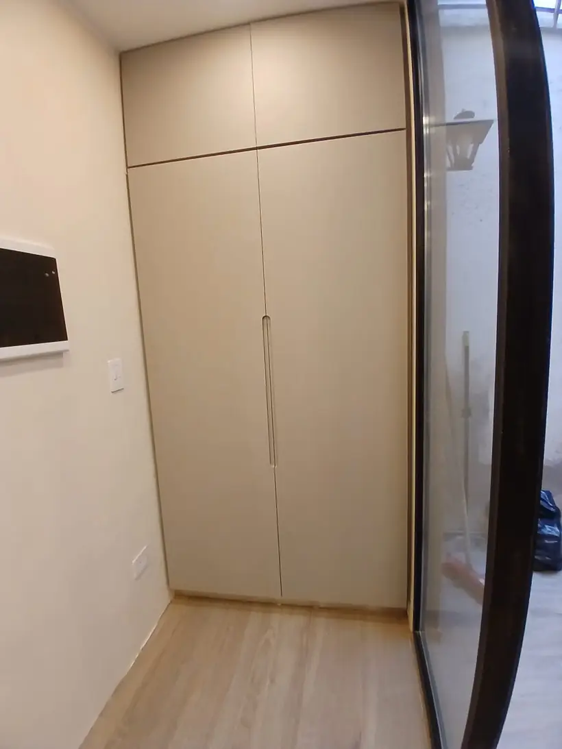 Placard blanco de piso a techo con tirador embutido